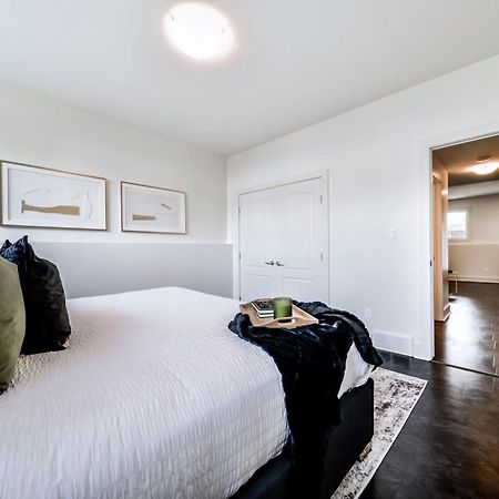 Stunning Modern Suite - King Bed - Free Parking & Netflix - Fast Wi-Fi - Long Stays Welcome Edmonton Pokoj fotografie